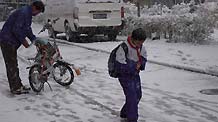 A boy walks in the snow in Qiqihar City, northeast China's Heilongjiang Province, October 19, 2009. A snowfall hit the city on Monday.