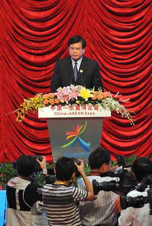 Lao Prime Minister Bouasone Bouphavanh addresses the opening ceremony of the 6th China-ASEAN Exposition (CAEXPO) in Nanning, capital of southwest China's Guangxi Zhuang Autonomous Region, on October 20, 2009.