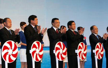 Leaders clap hands after cutting the ribbon during the opening ceremony of the 6th China-ASEAN Exposition (CAEXPO) in Nanning, capital of southwest China's Guangxi Zhuang Autonomous Region, on October 20, 2009. 