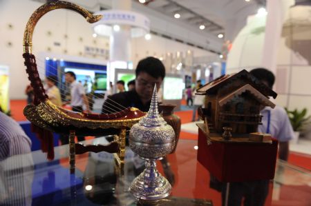 A visitor chooses craftworks from Southeast Asia at the 6th China-ASEAN Exposition (CAEXPO) in Nanning, capital of southwest China's Guangxi Zhuang Autonomous Region, on October 20, 2009.