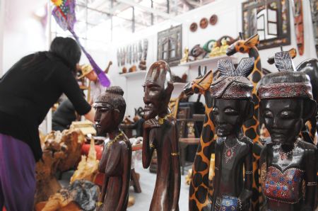 A visitor chooses wooden craftworks from Indonesia at the 6th China-ASEAN Exposition (CAEXPO) in Nanning, capital of southwest China's Guangxi Zhuang Autonomous Region, on October 20, 2009.