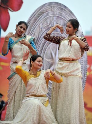 Indian dancers perform during a 'Harmonious Nanning, Joyous Green City' activity in Nanning, capital of southwest China's Guangxi Zhuang Autonomous Region, October 22, 2009. 