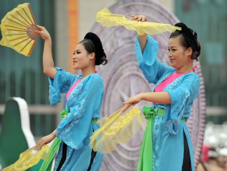 Vietnamese artists perform during a 'Harmonious Nanning, Joyous Green City' activity in Nanning, capital of southwest China's Guangxi Zhuang Autonomous Region, October 22, 2009.