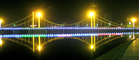 Photo taken on October 15, 2009 shows the night scene of the Konqi River Bridge in Korla, capital of Mongolian Autonomous Prefecture of Bayingolin, northwest China's Xinjiang Uygur Autonomous Region. 