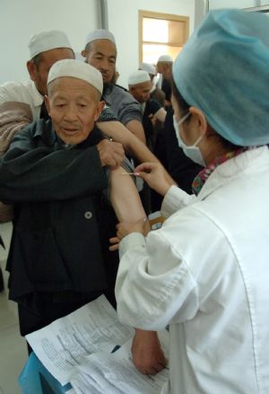 A Muslim is injected with the vaccine against the A/H1N1 flu in Xining, northwest China's Qinghai Province, on October 23, 2009. 