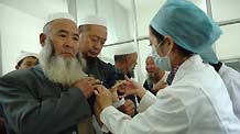 A Muslim is injected with the vaccine against the A/H1N1 flu in Xining, northwest China's Qinghai Province, on October 23, 2009.