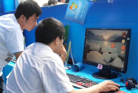 Customers experience the new Windows 7 operating system during the launching ceremony held in Hangzhou, east China's Zhejiang Province, on October 23, 2009.