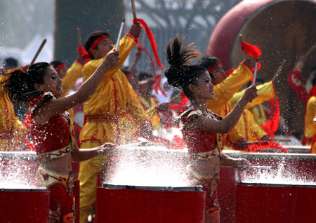 Actors and actresses perform traditional Chinese drum at the Olympic Park in Beijing, capital of China, on October 23, 2009. 