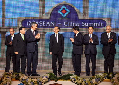 Chinese Premier Wen Jiabao (C) attends the photo session with leaders from the Association of Southeast Asian Nations (ASEAN) member states in Hua Hin, Thailand, on October 24, 2009. The 12th ASEAN-China Summit was held on Saturday.