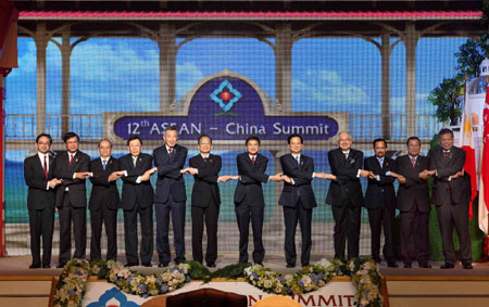 Chinese Premier Wen Jiabao (6th L) poses for a group photo with leaders from the Association of Southeast Asian Nations (ASEAN) member states in Hua Hin, Thailand, on October 24, 2009. The 12th ASEAN-China Summit was held on Saturday. 