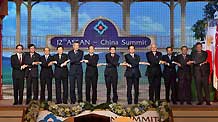 Chinese Premier Wen Jiabao (6th L) poses for a group photo with leaders from the Association of Southeast Asian Nations (ASEAN) member states in Hua Hin, Thailand, on October 24, 2009. The 12th ASEAN-China Summit was held on Saturday.