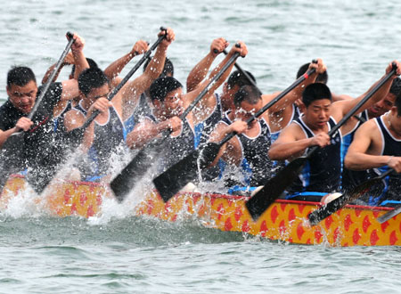 Dragon boat teams practise on Liujiang River in Liuzhou, southwest China's Guangxi Zhuang Autonomous Region, October 23, 2009. A dragon boat race will be held on Saturday, with the participation of 20 dragon boat teams all over the nation. 
