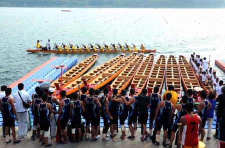 Contestants prepare for a dragon boat training on Liujiang River in Liuzhou, southwest China's Guangxi Zhuang Autonomous Region, Oct. 23, 2009. A dragon boat race will be held here on Saturday, with the participation of 20 dragon boat teams all over the nation. 