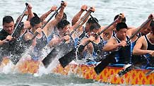 Dragon boat teams practise on Liujiang River in Liuzhou, southwest China's Guangxi Zhuang Autonomous Region, October 23, 2009. A dragon boat race will be held on Saturday, with the participation of 20 dragon boat teams all over the nation.