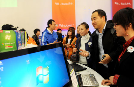 Customers experience Windows 7, the latest Windows operating system, in Beijing, capital of China, Oct. 23, 2009. Microsoft Corp launched Windows 7 in China on Friday. 