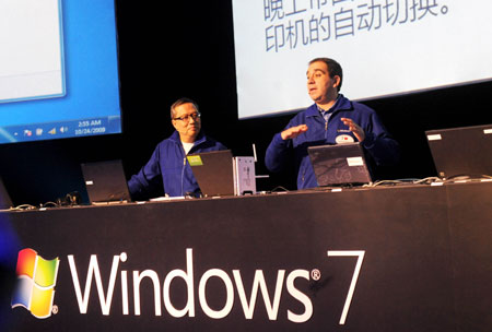 Microsoft (China) President and CEO Liang Nianjian (L) and Mike Nash, a corporate vice president for Windows Platform Strategy, introduce the functions of Windows 7, the latest Windows operating system, in Beijing, capital of China, Oct. 23, 2009. Microsoft Corp launched Windows 7 in China on Friday. 