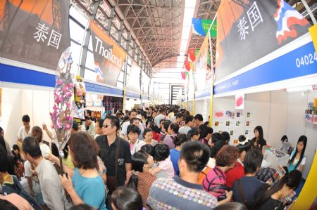 Lots of audience visit the Thailand Pavilion at the Nanning International Convention and Exhibition Center, which is the venue of the 6th China-ASEAN Expo, in Nanning, capital of southwest China's Guangxi Zhuang Autonomous Region, October 24, 2009. 