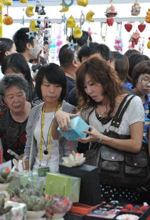 Visitors choose ornaments of Thailand at the Nanning International Convention and Exhibition Center, which is the venue of the 6th China-ASEAN Expo, in Nanning, capital of southwest China's Guangxi Zhuang Autonomous Region, October 24, 2009.