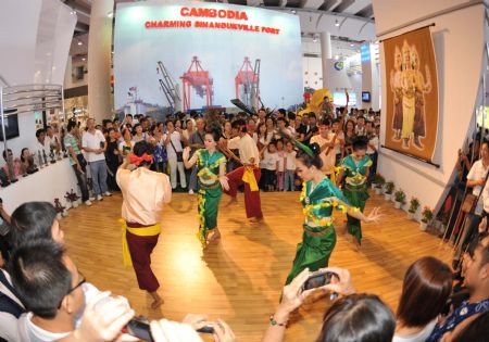 Audience watch Cambodian dancing at the Nanning International Convention and Exhibition Center, which is the venue of the 6th China-ASEAN Expo, in Nanning, capital of southwest China's Guangxi Zhuang Autonomous Region, October 24, 2009. 