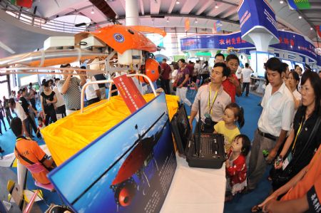 Audience visit an unmanned helicopter at the Nanning International Convention and Exhibition Center, which is the venue of the 6th China-ASEAN Expo, in Nanning, capital of southwest China's Guangxi Zhuang Autonomous Region, October 24, 2009. 