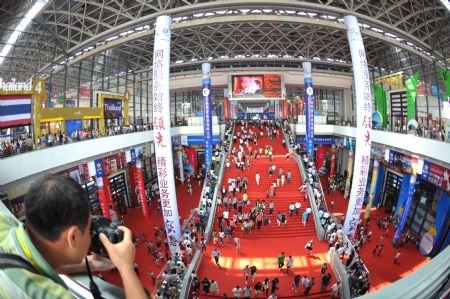 People visit the 6th China-ASEAN Expo at the Nanning International Convention and Exhibition Center in Nanning, capital of southwest China's Guangxi Zhuang Autonomous Region, October 24, 2009. 