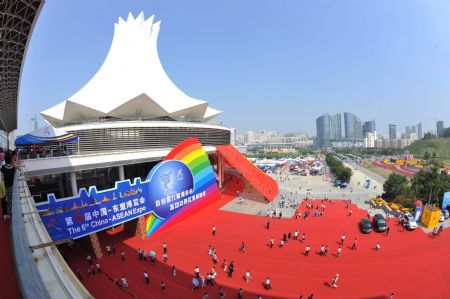 People visit the 6th China-ASEAN Expo at the Nanning International Convention and Exhibition Center in Nanning, capital of southwest China's Guangxi Zhuang Autonomous Region, October 24, 2009. 