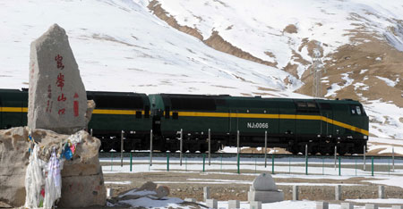 A train runs on the Qinghai-Tibet railway at an altitude of 4,767 metres at the Kunlun Mountain pass in northwest China&apos;s Qinghai Province, October 24, 2009. 