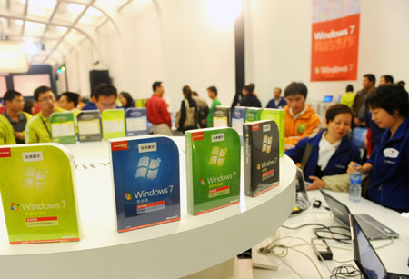 Customers experience Windows 7, the latest Windows operating system, in Beijing, capital of China, Oct. 23, 2009. Microsoft Corp launched Windows 7 in China on Friday. 