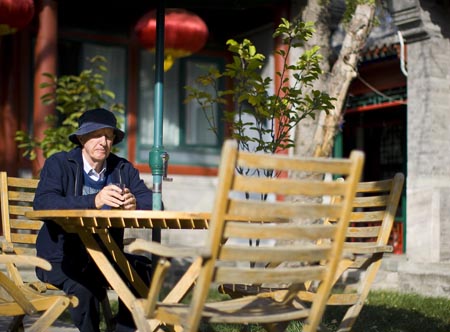 Stephen Lesser,a retired film professor from Los Angeles,enjoys a peaceful afternoon in Sihe Courtyard Hotel.
