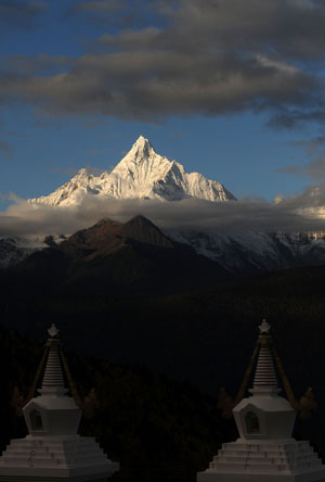 Photo taken on October 24, 2009 shows a snow-capped peak of the Meili Snow Mountain in Deqin county, Diqing Tibetan Autonomous Prefecture, in southwest China's Yunnan Province. 