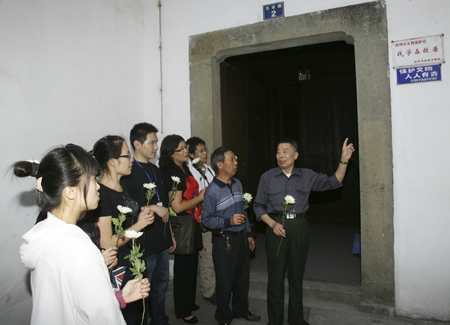 Local residents of Xiaoying Alley holding the white chrisanthemum mourn for the just passed-away China's keystone space scientist Qian Xuesen, in front of the former residence of Qian's hometown in Hangzhou, east China's Zhejiang Province, October 31, 2009.