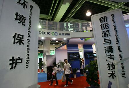 Visitors look around at the 2009 Hangzhou International Recycling Economy and Environmental Industry Expo of China in Hangzhou, east China's Zhejiang Province, October 31, 2009. Focusing on clean energy, energy conservation, emission reduction and new environmental technology, the expo, which was kicked off on Saturday, attracted more than 170 Chinese and overseas enterprises.