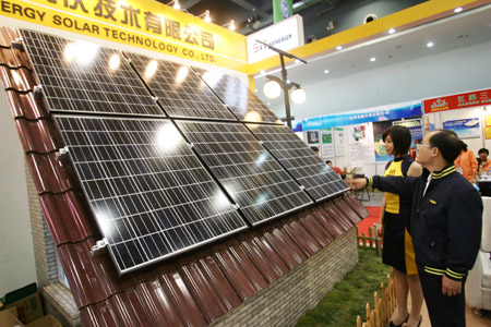 Visitors watch a building-top solar power system at the 2009 Hangzhou International Recycling Economy and Environmental Industry Expo of China in Hangzhou, east China's Zhejiang Province, October 31, 2009.
