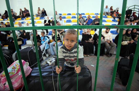 Palestinians wait to cross the Rafah crossing in Gaza, November 1, 2009. 