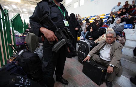 Palestinians wait to cross the Rafah crossing in Gaza, November 1, 2009. 