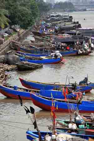 Fishing boats moor at a dock in Haikou, capital of south China's Hainan Province, November 2, 2009. The first cold wave of this year hits south China's Hainan Province on Sunday, according to Hainan Provincial Observatory. Meanwhile, the 21st tropical storm 'Mirinae' is approaching Hainan from the southwest. 