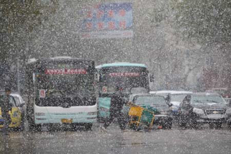 Photo taken on November 2, 2009 shows vehicles and citizens on a street in Yantai, east China's Shandong Province.