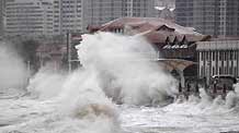 Photo taken on November 2, 2009 shows high billow at the seashore in Yantai, east China's Shandong Province.