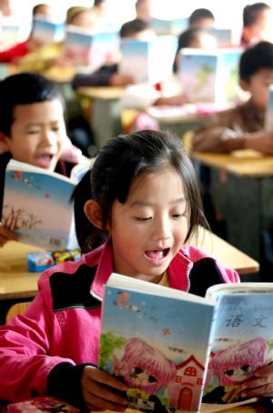 Students recite articles on the class in Shuanghe Elementary School in Huaying, southwest China's Sichuan Province, November 3, 2009.