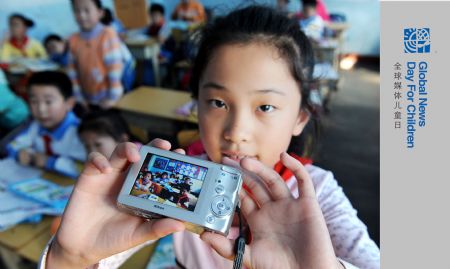 Ren Houshu shows her camera at Jilin Road Elementary School in Qingdao, a coastal city in east China's Shandong Province, October 26, 2009. 