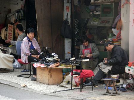 Photo taken by Ren Houshu on October 24, 2009 shows clobberers on Zhongshan Road in Qingdao, a coastal city in east China's Shandong Province. 