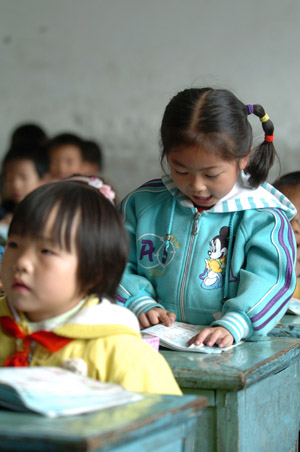 A little pupil stands up to elocnte the text at the Jinzhai County&apos;s Hope Primary School, in Jinzhai, east China&apos;s Anhui Province, October 27, 2009. 