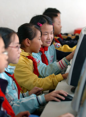 A group of little pupils learn to operate on PCs at the Jinzhai County&apos;s Hope Primary School, in Jinzhai, east China&apos;s Anhui Province, October 27, 2009.