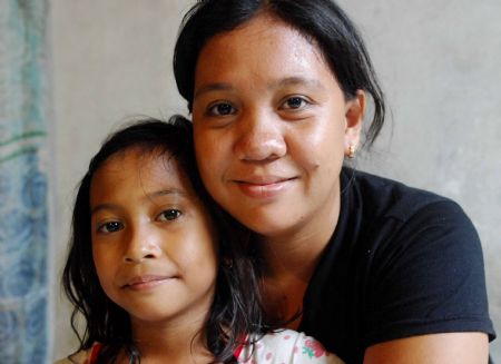 Picture taken on October 25, 2009 shows 9-year-old Indonesian girl Nurul and her mother. 