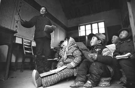 Qi Tiansuo (L), teaches 7 students of preschool classes in Anzi village, Tuanjie town, Shunping County, north China's Hebei Province, March, 1996. In total 1,830 children in Shunping County have regained their opportunities to go to school in 6 years since the Hope Project started in 1989.