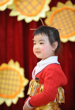 Song Xinyi performs in her kindergarten in Chengdu, capital city of southwest China's Sichuan Province, on October 26, 2009.