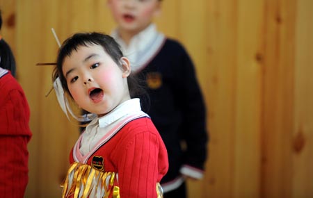 Song Xinyi performs in kindergarten in Chengdu, capital city of southwest China's Sichuan Province, on October 26, 2009. 