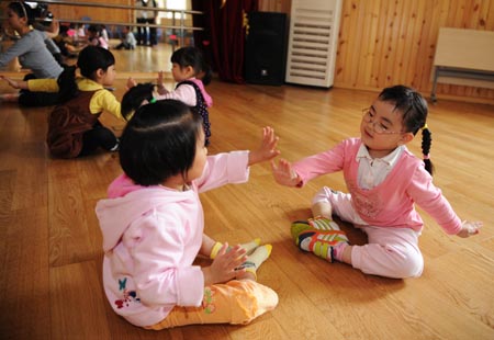 Song Xinyi takes a dancing class in kindergarten in Chengdu, capital city of southwest China's Sichuan Province, on October 27, 2009.