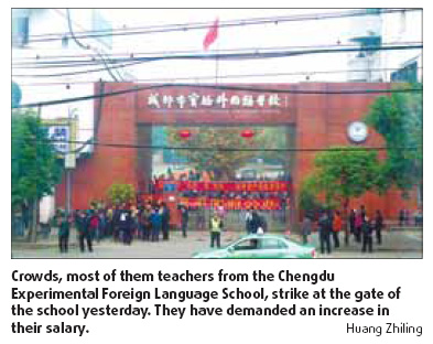 Chengdu teachers strike for more pay