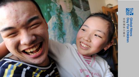 Liu Mengyi (R) plays with her brother at home in Qingdao, east China's Shandong Province, October 15, 2009.